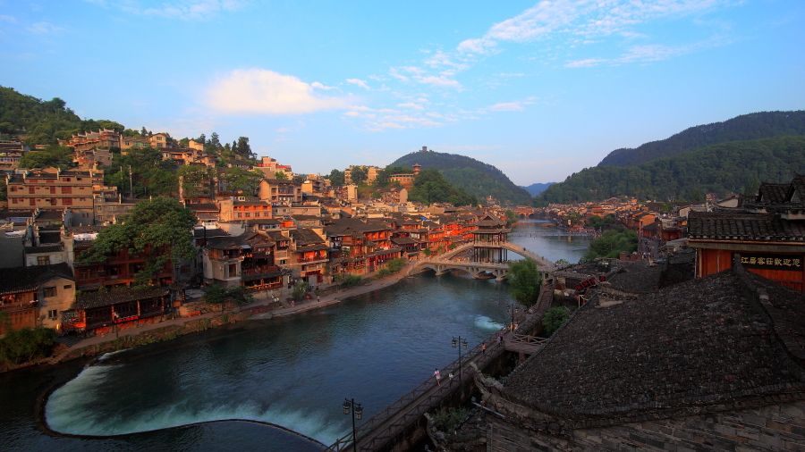 桃花源古镇-凤凰古城-墨戎苗寨-芙蓉镇-张家界大峡谷-玻璃桥-溪布街-土家风情园---四日游