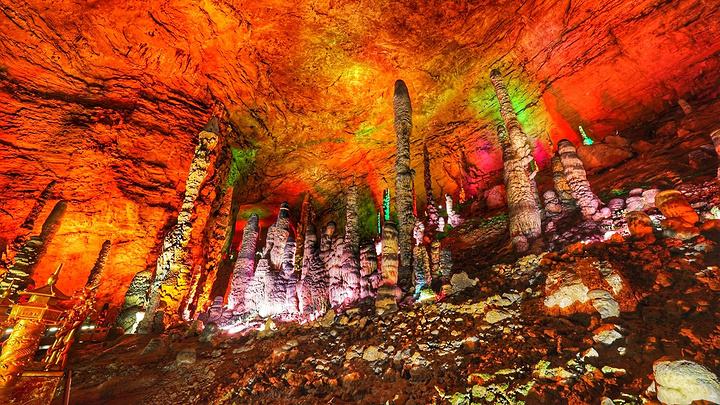 张家界森林公园/黄龙洞/天门山玻璃栈道/烟雨张家界歌舞表演/芙蓉镇/凤凰古城5日游